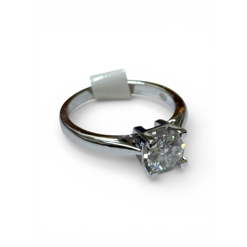 Anello solitario con moissanite